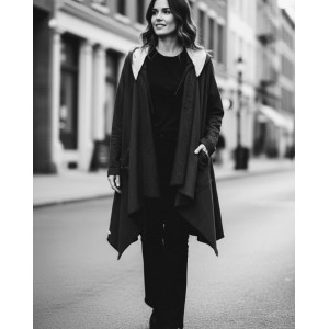 Πανωφόρι Midi, μαύρο ασύμμετρο, σε στυλ κάπας με μανίκι,  με Κουκούλα το εσωτερικό της σε χρώμα natural, Άνετο ζεστό, Φούτερ με χνούδι, με πλαϊνές τσέπες, ΧΩΡΙΣ φερμουάρ, σχέδιο ¨Κλαδιά με φυλλαράκια¨