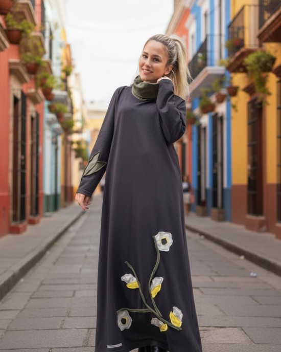 Μακρύ Φόρεμα, με λαιμό σε χρώμα κυπαρισσί, μακρύ μανίκι, βαμβάκι95% ελαστάν, μήκος 135εκ., με σχέδιο λουλουδάκια (διατίθεται κατόπιν επιλογή χωρίς λαιμό)