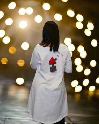 Μπλουζοφόρεμα ασύμμετρο, χρώμα λευκό, με λαιμόκοψη στρόγγυλη , μακρύ μανίκι, μήκος 75εκ μπροστινό μέρος και πίσω μέρος 90εκ.,ύφασμα Βαμβάκι100%, σχέδιο   Σπιτάκι