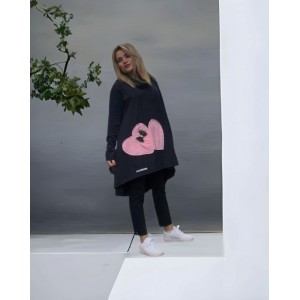 Μπλουζοφόρεμα ασύμμετρο, χρώμα μαύρο, με λαιμό, μακρύ μανίκι, μήκος 80εκ μπροστινό μέρος και πίσω μέρος 90εκ.,ύφασμα Βαμβάκι95% ελαστάν 5%, σχέδιο Ροζ Καρδιές