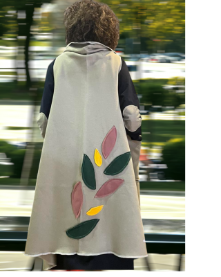 Αμάνικη Ζακέτα σε χρώμα φυστικί .Άνετο ζεστό, Φούτερ με χνούδι, Βαμβάκι95% ελαστάν 5%, πλαϊνές τσέπες, σχέδιο  "Φυλλαράκια Υπέροχα" 