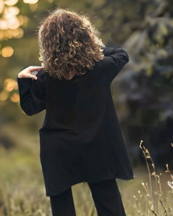 Μπλουζοφόρεμα μαύρο, Μήκος 70εκ από ώμο, με στρόγγυλη λαιμόκοψη, βαμβάκι 95% ελασταν 5%, μικρά πλαϊνά ανοίγματα στο τελείωμα, με σχέδιο Πολύχρωμο Μήλο