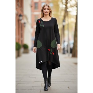 Μίντι Φόρεμα Μαύρο Ασύμμετρο, λαιμόκοψη στρογγυλή, μακρύ μανίκι, με πλαϊνές τσέπες,βαμβάκι95% ελαστάν , μήκος 110εκ μπροστά και 120εκ. το πίσω μέρος, με σχέδιο Φυλλαράκια Παντού 