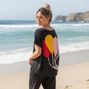 Mπλούζα  με κοντό μανίκι, χαμόγελο λαιμόκοψη, ύφασμα μπλούζας βαμβάκι 100%, μήκος από ώμο 65εκ., με σχέδιο  “Μπαλόνια παντού”