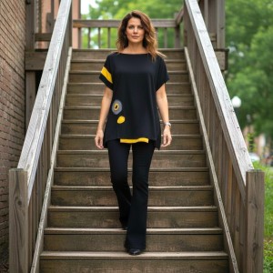 Mπλούζα  με κοντό μανίκι, χαμόγελο λαιμόκοψη, ύφασμα μπλούζας βαμβάκι 100%, μήκος από ώμο 65εκ., με σχέδιο Λουλούδι & Μέλισσα 