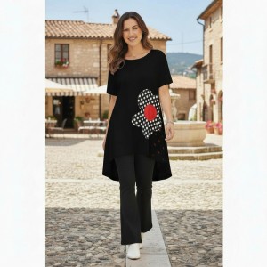 Mπλουζοφόρεμα σε χρώμα λευκό ή μαύρο , με κοντό μανίκι, σύνθεση υφάσματος βαμβάκι 100%, μήκος από ώμο μπροστινό μέρος 80εκ. και πίσω μέρος 90εκ. με σχέδιο πουά Μαργαρίτα με υπέροχες λεπτομέρειες