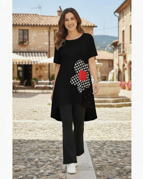 Mπλουζοφόρεμα σε χρώμα λευκό ή μαύρο , με κοντό μανίκι, σύνθεση υφάσματος βαμβάκι 100%, μήκος από ώμο μπροστινό μέρος 80εκ. και πίσω μέρος 90εκ. με σχέδιο πουά Μαργαρίτα με υπέροχες λεπτομέρειες