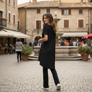 Mπλουζοφόρεμα σε χρώμα λευκό ή μαύρο , με κοντό μανίκι, σύνθεση υφάσματος βαμβάκι 100%, μήκος από ώμο μπροστινό μέρος 80εκ. και πίσω μέρος 90εκ. με σχέδιο πουά Μαργαρίτα με υπέροχες λεπτομέρειες