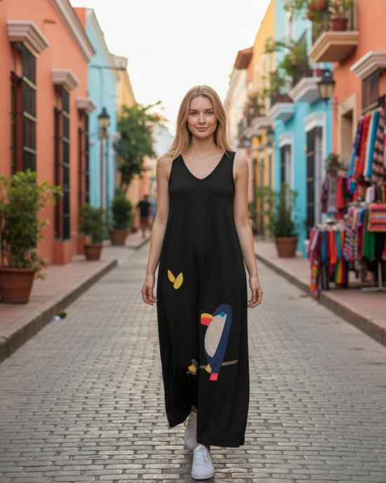 Φόρεμα μακρύ μαύρο ή μπλε σκούρο, μήκος από τον ώμο 135εκ., με v λαιμόκοψη, άνετο και δροσερό βαμβάκι 100%, αμάνικο, με σχέδιο Τουκάν σε τζιν ύφασμα 