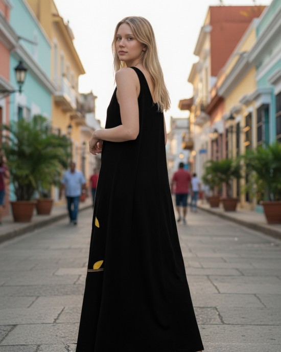 Φόρεμα μακρύ μαύρο ή μπλε σκούρο, μήκος από τον ώμο 135εκ., με v λαιμόκοψη, άνετο και δροσερό βαμβάκι 100%, αμάνικο, με σχέδιο Τουκάν σε τζιν ύφασμα 