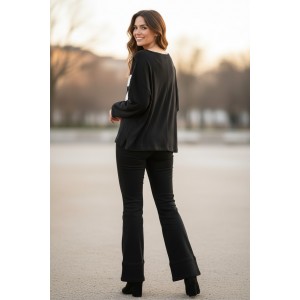 Άσπρα κόκκινα, Mπλούζα μαύρη με μακρύ μανίκι, με λαιμόκοψη χαμόγελο , ύφασμα μπλούζας βαμβάκι 95% ελαστάν 5%, μήκος 65εκ., με σχέδιο άσπρα και κόκκινα φυλλαράκια 