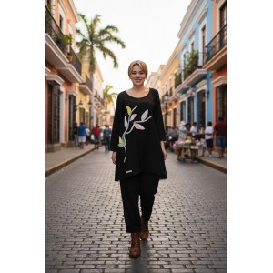 Mπλουζοφόρεμα μαύρο με μακρύ μανίκι,  στρόγγυλη λαιμόκοψη,  μήκος 80εκ μπροστινό μέρος και πίσω μέρος 90εκΒαμβάκι95% ελαστάν5%,  με σχέδιο " Το Λουλούδι"