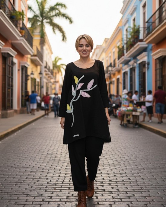 Mπλουζοφόρεμα μαύρο με μακρύ μανίκι,  στρόγγυλη λαιμόκοψη,  μήκος 80εκ μπροστινό μέρος και πίσω μέρος 90εκΒαμβάκι95% ελαστάν5%,  με σχέδιο " Το Λουλούδι"