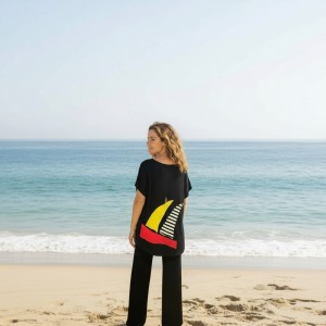 Mπλούζα  με κοντό μανίκι, χαμόγελο λαιμόκοψη, ύφασμα μπλούζας βαμβάκι 100%, μήκος από ώμο 65εκ., με σχέδιο  Να Ταξιδεύεις 