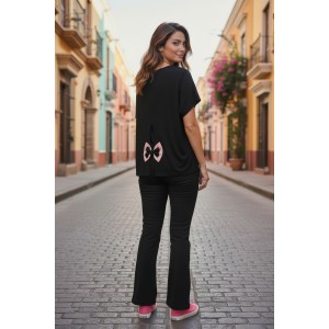 Mπλούζα μαύρη  κοντό μανίκι, χαμόγελο λαιμόκοψη, ύφασμα μπλούζας βαμβάκι 100%, μήκος από ώμο 65εκ., με σχέδιο Φιόγκο ροζ στο πίσω μέρος με μικρό άνοιγμα 