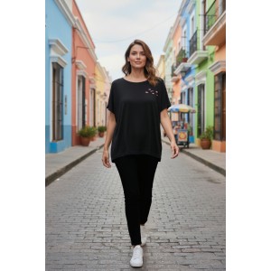 Mπλούζα μαύρη  κοντό μανίκι, χαμόγελο λαιμόκοψη, ύφασμα μπλούζας βαμβάκι 100%, μήκος από ώμο 65εκ., με σχέδιο Φιόγκο ροζ στο πίσω μέρος με μικρό άνοιγμα 