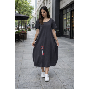 Φόρεμα midi balloon, χρώμα γκρι σκούρο, στρόγγυλη λαιμόκοψη, με κοντό μανίκι, μήκος 115εκ από ώμο, Βαμβάκι 100%, Σχέδιο μπροστά το λουλούδι, πίσω η πεταλούδα 