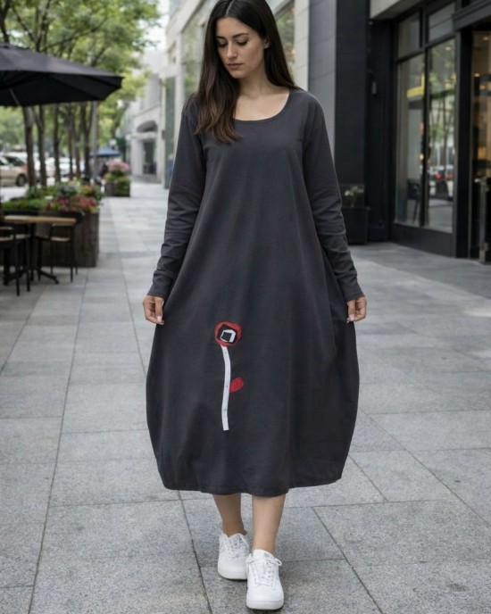 Φόρεμα midi balloon, σε χρώμα γκρι σκούρο, στρόγγυλη λαιμόκοψη, με μακρύ μανίκι,μήκος 115εκ. Βαμβάκι 95% με ελασταν 5% σχέδιο το λουλούδι 