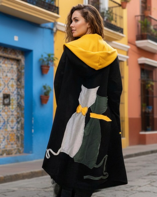 Πανωφόρι Midi, μαύρο ασύμμετρο, σε στυλ κάπας με μανίκι, Χειροποίητο με αγάπη, με Κουκούλα, Άνετο ζεστό, Φούτερ με χνούδι, με πλαϊνές τσέπες, ΧΩΡΙΣ φερμουάρ, σχέδιο ¨Αγαπημένες Γάτες ¨