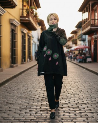 Μπλουζοφόρεμα μαύρο, με λαιμό σε χρώμα χακί ΄ή με στρόγγυλη λαιμόκοψη ,  βαμβάκι 95% ελασταν 5%,  μικρά πλαϊνά ανοίγματα στο τελείωμα, μήκος 70εκ σχέδιο Πολύχρωμα Λουλουδάκια