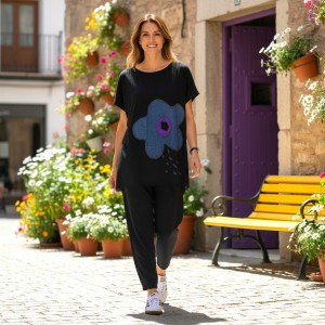 Mπλούζα  με κοντό μανίκι, χαμόγελο λαιμόκοψη, ύφασμα μπλούζας βαμβάκι 100%, μήκος από ώμο 65εκ., με σχέδιο Denim Μαργαρίτα με μωβ λεπτομέρειες 