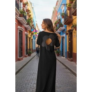 Φόρεμα μακρύ  κόκκινο ή μαύρο, μήκος από τον ώμο 135εκ., στρόγγυλη λαιμόκοψη, άνετο και δροσερό βαμβάκι 100%, κοντό μανίκι, με σχέδιο τζιν μαργαρίτα με άνοιγμα στην πλάτη