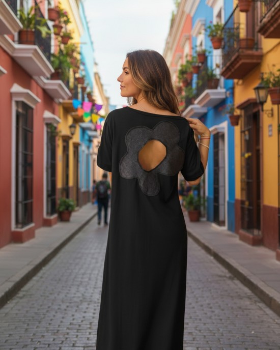 Φόρεμα μακρύ  κόκκινο ή μαύρο, μήκος από τον ώμο 135εκ., στρόγγυλη λαιμόκοψη, άνετο και δροσερό βαμβάκι 100%, κοντό μανίκι, με σχέδιο τζιν μαργαρίτα με άνοιγμα στην πλάτη