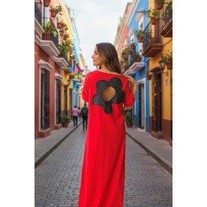 Φόρεμα μακρύ  κόκκινο ή μαύρο, μήκος από τον ώμο 135εκ., στρόγγυλη λαιμόκοψη, άνετο και δροσερό βαμβάκι 100%, κοντό μανίκι, με σχέδιο τζιν μαργαρίτα με άνοιγμα στην πλάτη