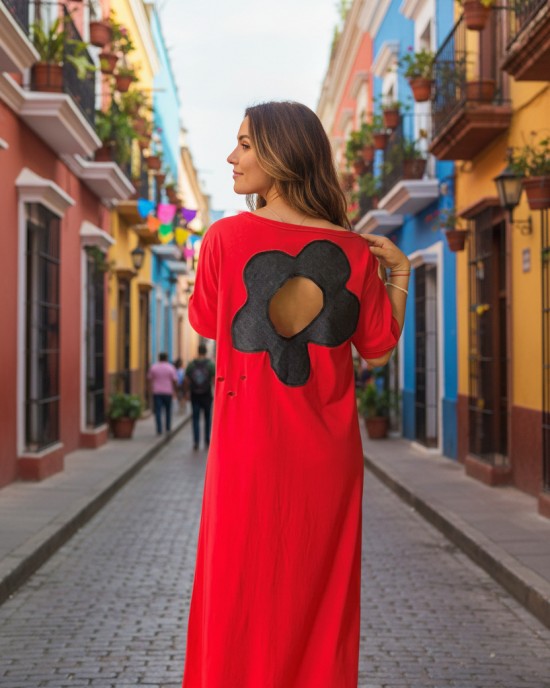 Φόρεμα μακρύ  κόκκινο ή μαύρο, μήκος από τον ώμο 135εκ., στρόγγυλη λαιμόκοψη, άνετο και δροσερό βαμβάκι 100%, κοντό μανίκι, με σχέδιο τζιν μαργαρίτα με άνοιγμα στην πλάτη