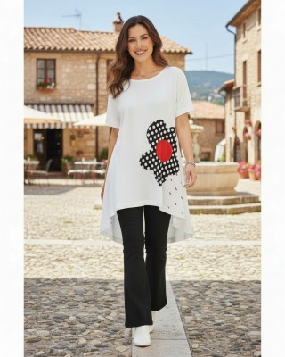 Mπλουζοφόρεμα σε χρώμα λευκό ή μαύρο , με κοντό μανίκι, σύνθεση υφάσματος βαμβάκι 100%, μήκος από ώμο μπροστινό μέρος 80εκ. και πίσω μέρος 90εκ.   με σχέδιο  πουά Μαργαρίτα  με υπέροχες λεπτομέρειες 