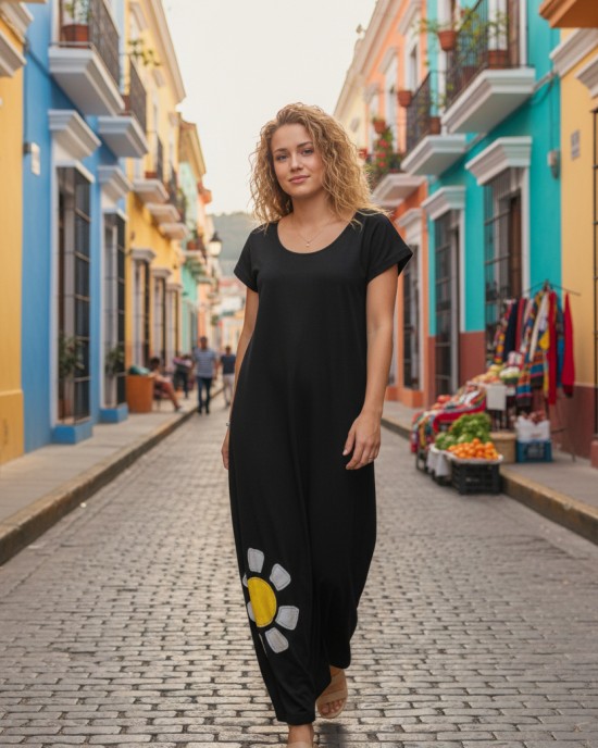 Φόρεμα μακρύ , μήκος από τον ώμο 135εκ.,  στρόγγυλη λαιμόκοψη, άνετο και δροσερό βαμβάκι 100%, κοντό μανίκι, με σχέδιο μπροστά μαργαρίτα και άνοιγμα στην  πλάτη που την διακοσμεί η μαργαρίτα