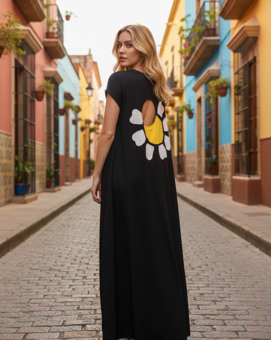 Φόρεμα μακρύ , μήκος από τον ώμο 135εκ.,  στρόγγυλη λαιμόκοψη, άνετο και δροσερό βαμβάκι 100%, κοντό μανίκι, με σχέδιο μπροστά μαργαρίτα και άνοιγμα στην  πλάτη που την διακοσμεί η μαργαρίτα