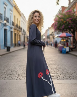 Μακρύ Φόρεμα, με στρόγγυλη λαιμόκοψη, μακρύ μανίκι, βαμβάκι95% ελαστάν 5% , μήκος 135εκ., με σχέδιο τα τρία λουλουδάκια