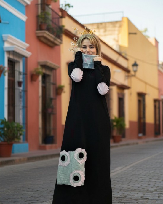 Μακρύ Φόρεμα σε χρώμα μαύρο ή μπλε σκούρο, με λαιμό σε χρώμα γκρι ανοιχτό, μακρύ μανίκι, βαμβάκι95% ελαστάν, μήκος 135εκ., με σχέδιο λουλουδάκια (διατίθεται κατόπιν επιλογής χωρίς λαιμό)