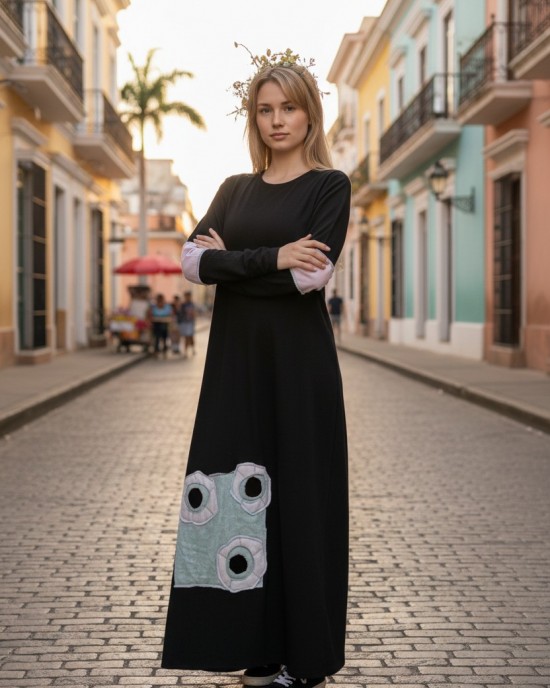 Μακρύ Φόρεμα σε χρώμα μαύρο ή μπλε σκούρο, με λαιμό σε χρώμα γκρι ανοιχτό, μακρύ μανίκι, βαμβάκι95% ελαστάν, μήκος 135εκ., με σχέδιο λουλουδάκια (διατίθεται κατόπιν επιλογής χωρίς λαιμό)