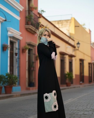 Μακρύ Φόρεμα σε χρώμα μαύρο ή μπλε σκούρο, με λαιμό σε χρώμα γκρι ανοιχτό, μακρύ μανίκι, βαμβάκι95% ελαστάν, μήκος 135εκ., με σχέδιο λουλουδάκια (διατίθεται κατόπιν επιλογής χωρίς λαιμό)