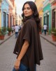 Πόντσο, χρώμα σοκολατί, ύφασμα φούτερ με χνούδι, σύνθεση βαμβάκι 95% ελαστάν 5%, με τσέπη και λαιμό, άνετο και ζεστό