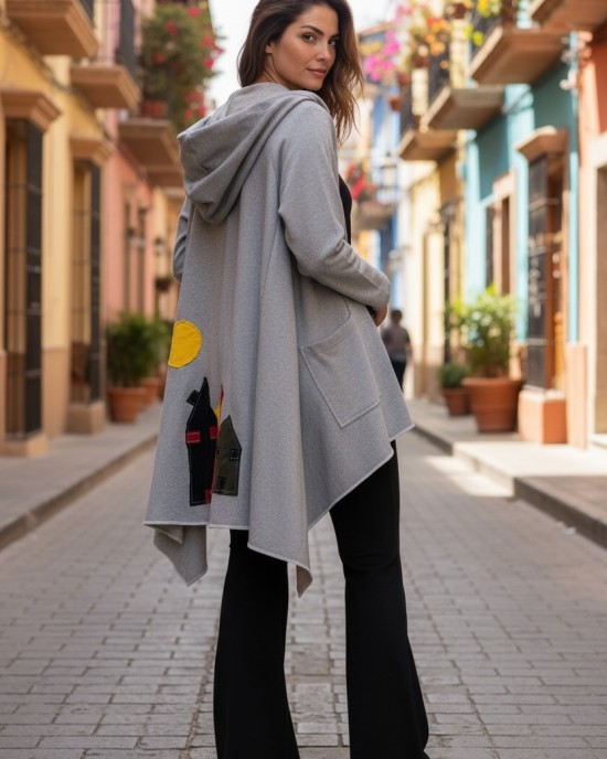 Πανωφόρι Midi, σε χρώμα γκρι ανοιχτό, ασύμμετρο, μήκος 100εκ, σε στυλ κάπας με μανίκι, Χειροποίητο με αγάπη, με Κουκούλα, Άνετο ζεστό, Φούτερ με χνούδι, με πλαϊνές τσέπες, ΧΩΡΙΣ φερμουάρ, σχέδιο Σπιτάκια πολύχρωμα