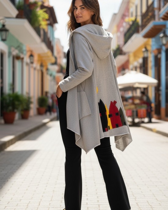 Πανωφόρι Midi, σε χρώμα γκρι ανοιχτό, ασύμμετρο, μήκος 100εκ, σε στυλ κάπας με μανίκι, Χειροποίητο με αγάπη, με Κουκούλα, Άνετο ζεστό, Φούτερ με χνούδι, με πλαϊνές τσέπες, ΧΩΡΙΣ φερμουάρ, σχέδιο Σπιτάκια πολύχρωμα