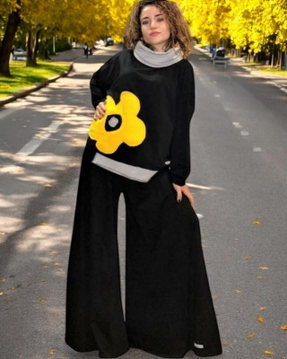 Mπλούζα Μαύρη, με μακρύ μανίκι, με λαιμό σε γκρι ανοιχτό , ύφασμα μπλούζας βαμβάκι 95% ελαστάν 5%, μήκος 65εκ., με Σχέδιο  Όμορφο Λουλούδι 