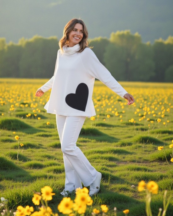 Άσπρη Μπλούζα, μακρύ άνετο ρεγκλάν Μανίκι, ντραπέ λαιμό, Μήκος 65εκ. από ώμο, ύφασμα interlock ΄σύνθεση βαμβάκι100% , Σχέδιο τζιν καρδιά 