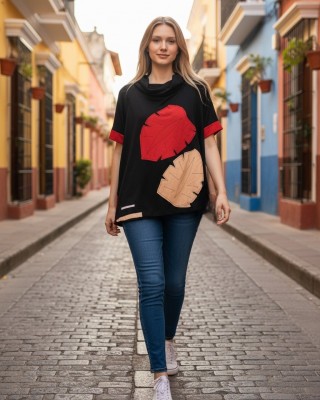 Mπλούζα με κοντό μανίκι, μαύρη ή μπλε σκούρη, με λαιμό χαλαρό  ντραπέ, ρεγκλάν μανίκι , ύφασμα μπλούζας βαμβάκι 100%, μήκος από ώμο 65εκ., με σχέδιο φύλλα πολύχρωμα