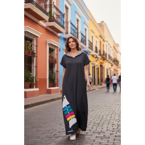  Φόρεμα μακρύ, σε άλφα γραμμή, μήκος από ώμο 135εκ.,με κουκούλα σε μαύρο χρώμα με ριγέ εσωτερικά, βαμβάκι 100%, Κοντό μανίκι με σχέδιο το πολύχρωμο ψαροκόκαλο   