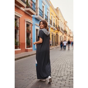  Φόρεμα μακρύ, σε άλφα γραμμή, μήκος από ώμο 135εκ.,με κουκούλα σε μαύρο χρώμα με ριγέ εσωτερικά, βαμβάκι 100%, Κοντό μανίκι με σχέδιο το πολύχρωμο ψαροκόκαλο   