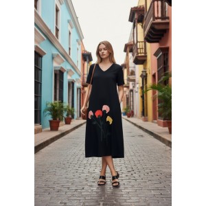 Φόρεμα midi άλφα γραμμή με τσέπες εσωτερικές, χρώμα μαύρο ή μπλε σκούρο , V λαιμόκοψη, με κοντό μανίκι, μήκος 115εκ από ώμο, Βαμβάκι 100%, Σχέδιο πολύχρωμα λουλούδια