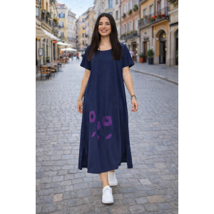 Φόρεμα midi, σε χρώμα μπλε σκούρο ή σε χρώμα indigo όπως στην φωτογραφία, με λαιμόκοψη στρόγγυλη, κοντό μανίκι, σε άλφα γραμμή, μήκος 115εκ από ώμο, έχει μικρά ανοίγματα στο πλάι, βαμβάκι 100%, με σχέδιο  δύο λουλούδια τα μωβ 