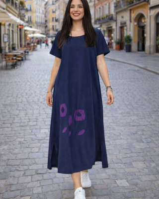 Φόρεμα midi, σε χρώμα μπλε σκούρο ή σε χρώμα indigo όπως στην φωτογραφία, με λαιμόκοψη στρόγγυλη, κοντό μανίκι, σε άλφα γραμμή, μήκος 115εκ από ώμο, έχει μικρά ανοίγματα στο πλάι, βαμβάκι 100%, με σχέδιο  δύο λουλούδια τα μωβ 