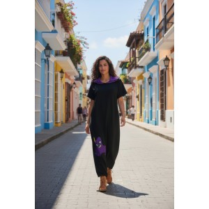 Φόρεμα μακρύ, σε άλφα γραμμή, μήκος από ώμο 135εκ.,με κουκούλα σε μαύρο χρώμα με μωβ εσωτερικά, βαμβάκι 100%, Κοντό μανίκι με σχέδιο τον μωβ βατραχάκο