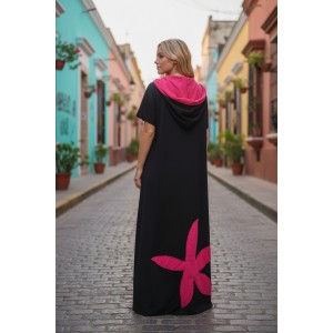 Φόρεμα μακρύ, σε άλφα γραμμή, μήκος από ώμο 135εκ.,με κουκούλα σε μαύρο χρώμα με φούξια εσωτερικά, βαμβάκι 100%, Κοντό μανίκι με σχέδιο Φούξια Λουλούδι μπροστά και πίσω