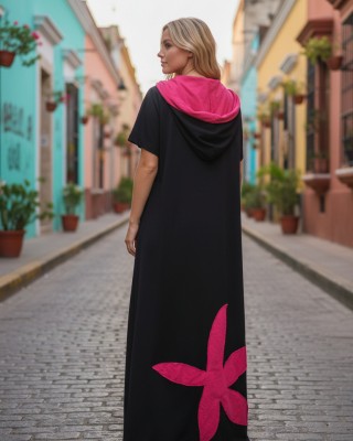 Φόρεμα μακρύ, σε άλφα γραμμή, μήκος από ώμο 135εκ.,με κουκούλα σε μαύρο χρώμα με φούξια εσωτερικά, βαμβάκι 100%, Κοντό μανίκι με σχέδιο Φούξια Λουλούδι μπροστά και πίσω